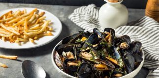 Moules frites - món ngon trứ danh nên thử khi đi tour du lịch Bỉ